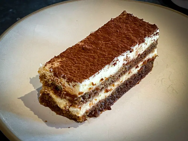 Ein Stück Tiramisu mit Kakao