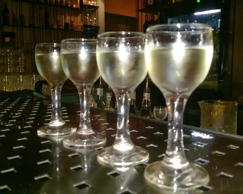 Vier Gläser Weißwein auf der Bar
