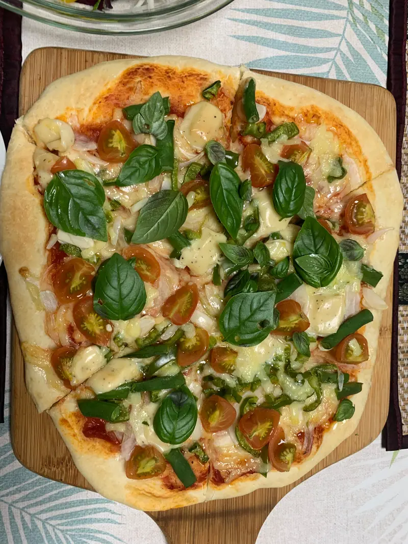 Pizza mit frischem Basilikum und Kirschtomaten